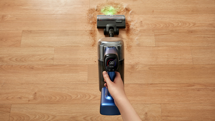 Ein Staubsauger mit digitaler Anzeige zeigt den Automatikmodus, 16 Prozent Leistung und eine Akkulaufzeit von 01 Minute an.
