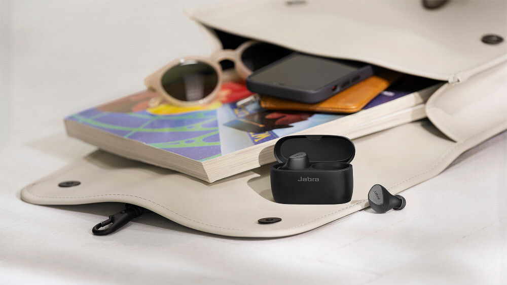 Jabra Elite 5 Kopfhörer liegen auf einer beigen Tasche
