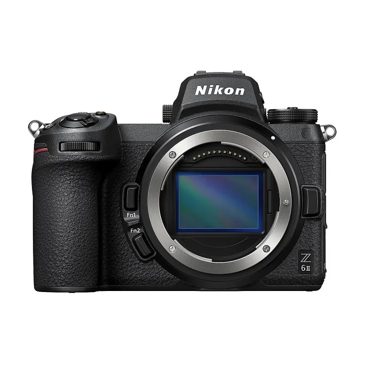 NIKON Z 6II Gehäuse Systemkamera, 8 cm Display Touchscreen, WLAN Eine schwarze Nikon Z 6II Kamera mit silbernem Objektivanschluss ist vor einem weißen Hintergrund zu sehen.