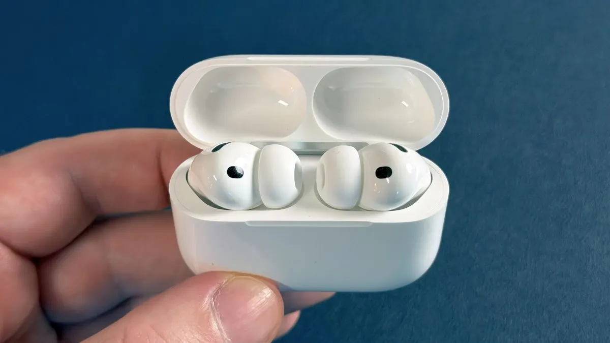 Andreas‘ Hand mit den AirPods Pro 3 in ihrem Case.