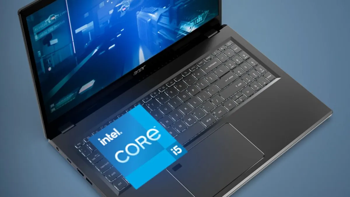 Ein grauer Laptop mit einem Intel Core i5 Aufkleber auf der Tastatur vor einem blauen Hintergrund. Auf dem Bildschirm ist ein blaues Bild zu sehen.