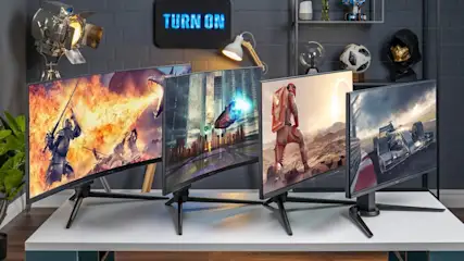 Vier Monitore zeigen Spielszenen auf einem Tisch. Im Hintergrund befinden sich Regale, eine Lampe und eine Leuchtreklame.
