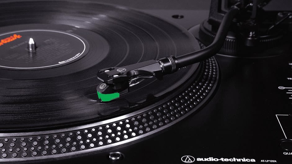 Der AUDIO-TECHNICA AT-LP120xUSBBK Plattenspieler spielt Musik