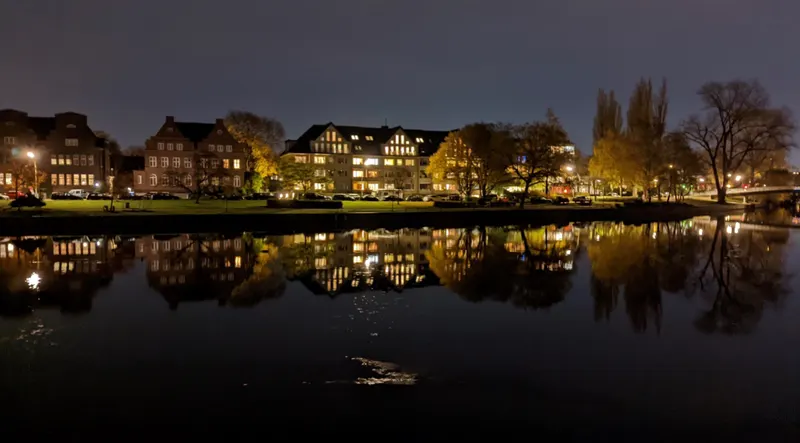 Blick über einen See bei Nacht