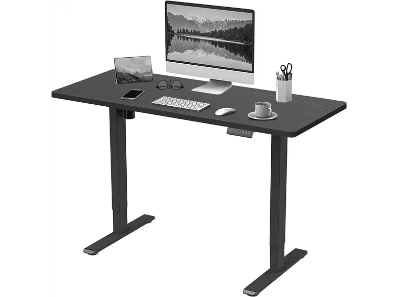 Ein schwarzer, höhenverstellbarer Schreibtisch mit Computermonitor, Laptop, Tastatur, Maus, Smartphone und Brille steht auf weißem Grund.