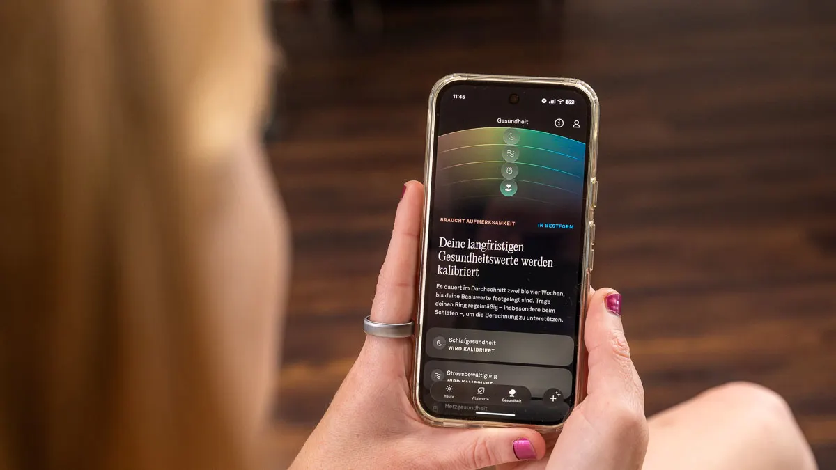Franzi schaut sich den Gesundheitsbereich in der Oura-App auf dem Google Pixel 10 an.