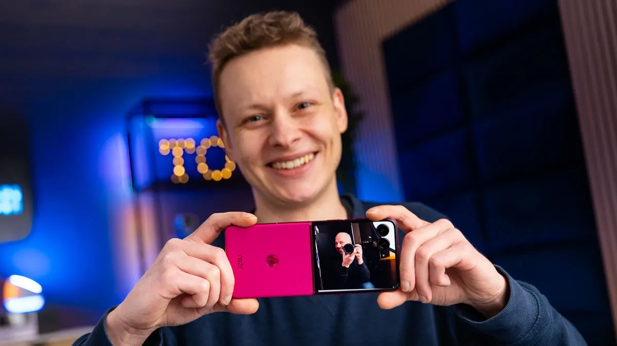 Alex knipst mit dem Motorola Razr 60 Ultra ein Foto von TURN ON Fotograf Oli.