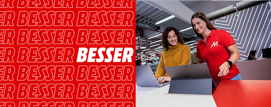 Zwei Frauen arbeiten an Laptops vor einem Hintergrund mit grauen Linien. Links Text auf rotem Grund: "Besser".