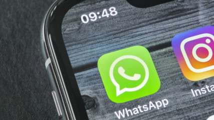 iPhone zeigt das Whatsapp-Icon auf dessen Bildschirm.