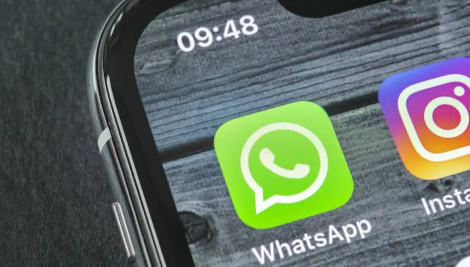 Detailansicht einer Smartphone-Ecke. Zu sehen sind die Uhrzeit sowie das WhatsApp-Logo und ein angeschnittenes Instagram-Logo.