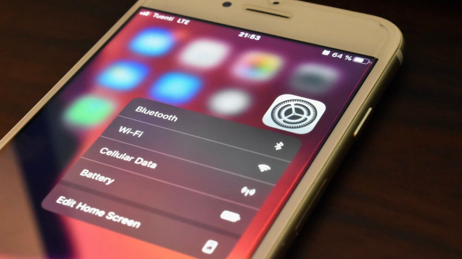 iPhone-Display zeigt Einstellungen-Symbol und Vorschau von Einstellungsmöglichkeiten an.