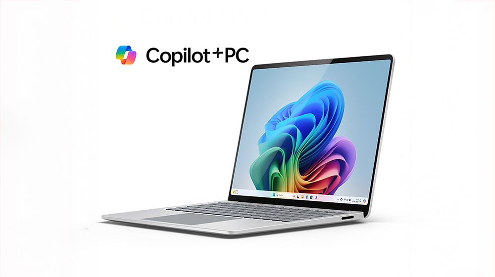 Microsoft Surface Copilot+ Laptop in Silber, seitlich abgebildet.