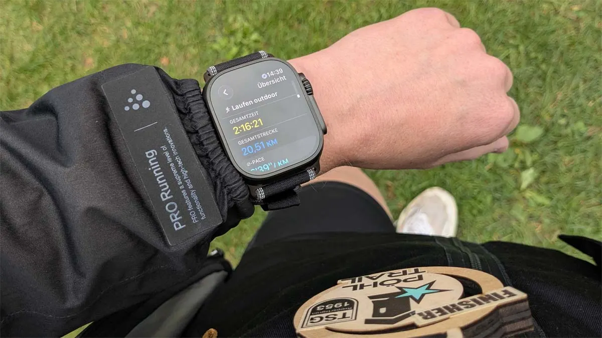 Franzi schaut sich die Laufauswertung auf der Apple Watch Ultra 3 an.