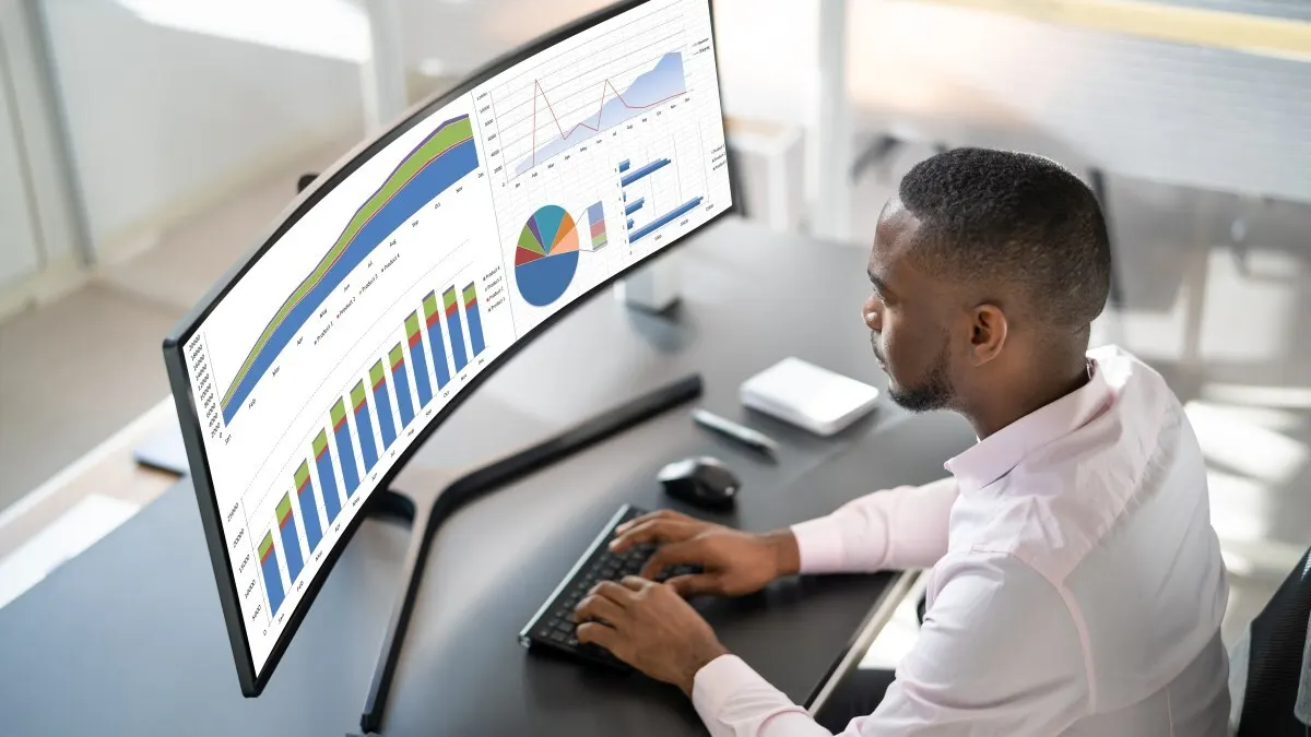 Ein Mann arbeitet mit einem Ultrawide-Monitor.