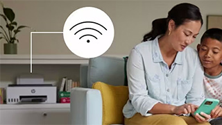 Eine Frau und ein Kind schauen auf ein grünes Handy. Im Hintergrund sind ein Drucker und ein WiFi-Symbol zu sehen.