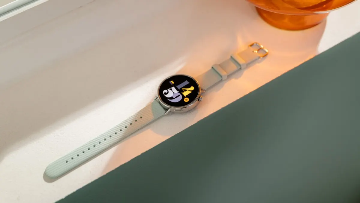 Die Xiaomi Watch S4 liegt auf hellem Untergrund.