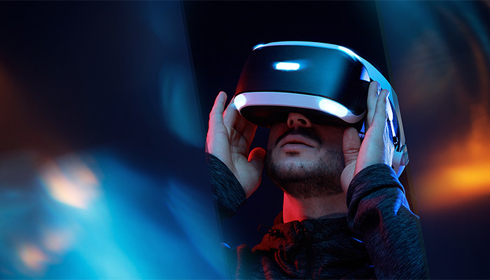 Eine Person mit einem schwarzen Oberteil trägt ein VR-Headset