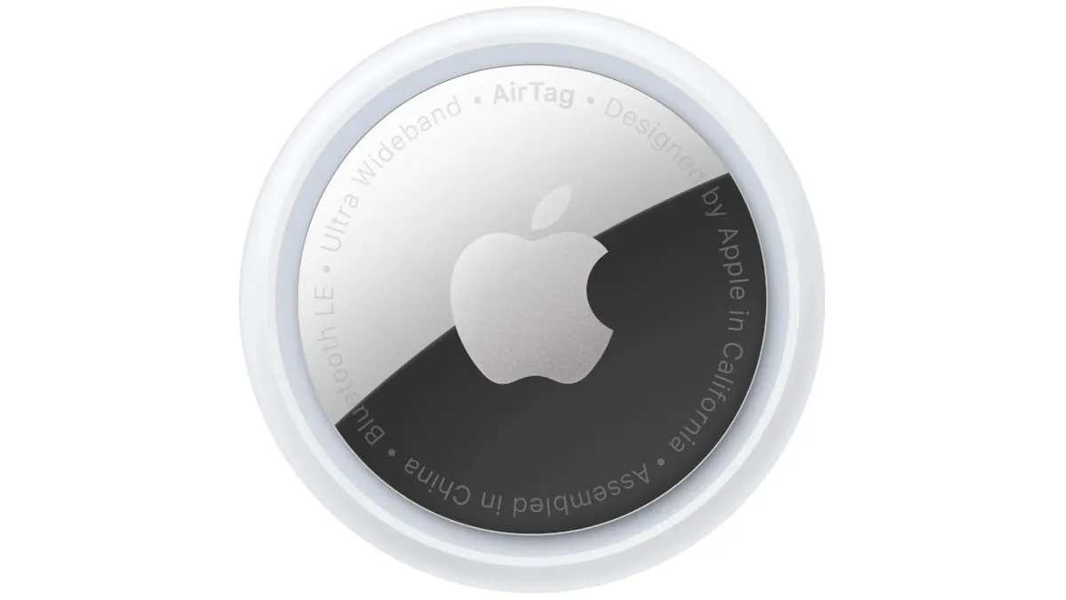 Runder, weißer AirTag mit silberner Apfel-Logo-Fläche und schwarzer Fläche, umlaufender Text: „AirTag • Ultra Wideband • Bluetooth LE • Designed by Apple in California • Assembled in China“.