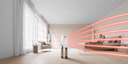 Ein Raum mit einem Luftreiniger im Vordergrund, einem Sessel, einem Tisch und einer Person am Fenster, sowie zwei Personen auf einem Sofa. Rote Linien visualisieren den Luftstrom.