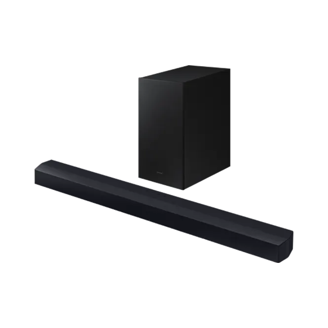 Schwarze Soundbar liegt vor einem schwarzen, quaderförmigen Subwoofer auf einem weißen Hintergrund.