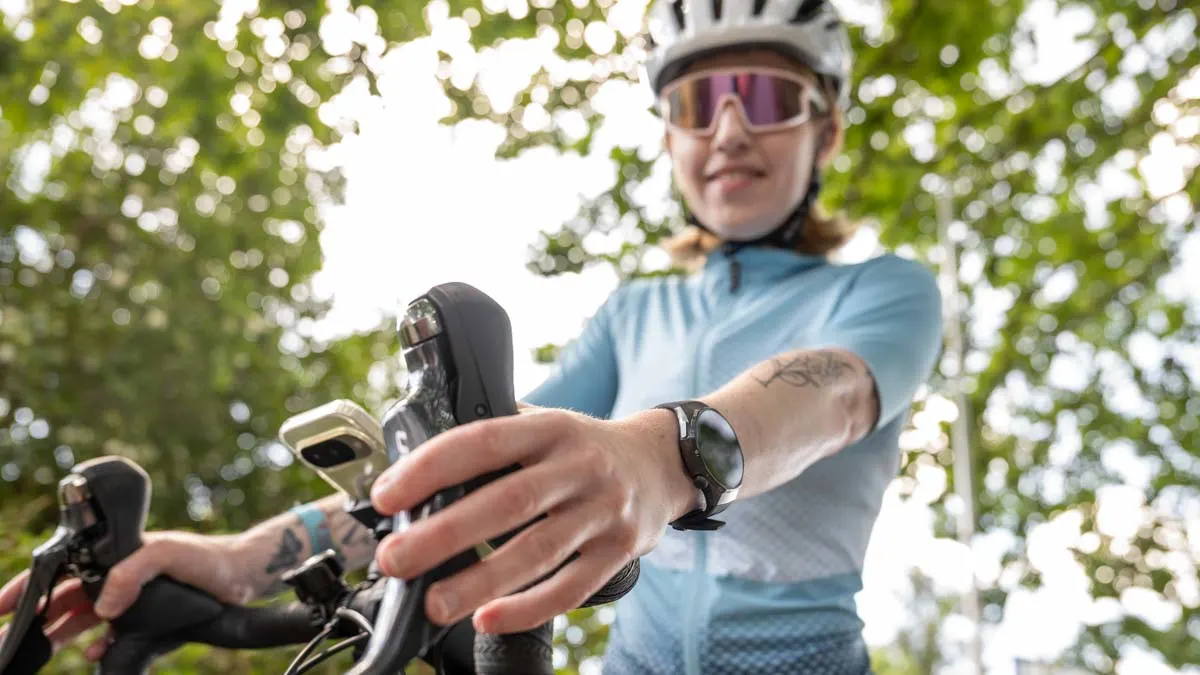 Franzi sitzt auf dem Rennrad, hält den Lenker fest und trägt die Huawei Watch GT 6 Pro am linken Handgelenk.