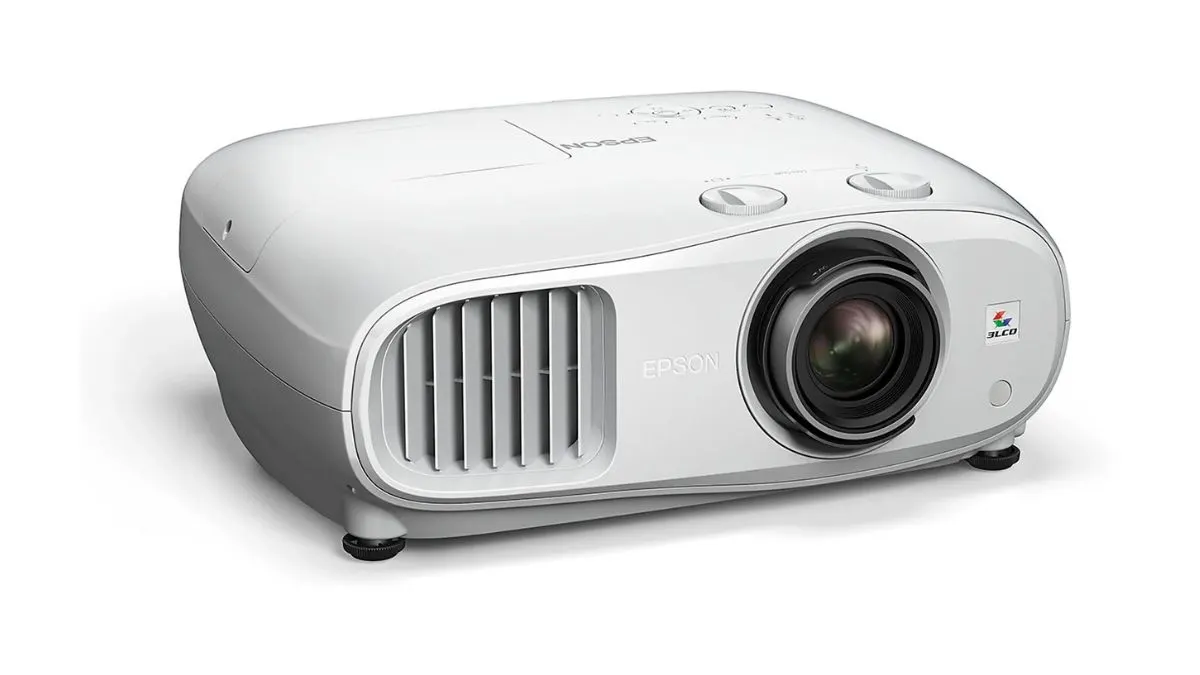 Der Beamer Epson EH-TW7000 steht vor weißem Hintergrund.
