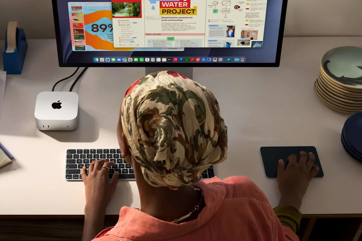 Eine Frau arbeitet mit dem Mini-PC Apple Mac mini M6 (2026).