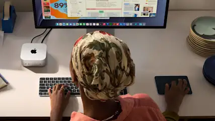 Eine Frau arbeitet mit dem Mini-PC Apple Mac mini M6 (2026).
