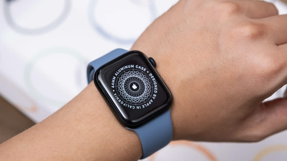 Eine Apple Watch SE wird an einem Handgelenk getragen.