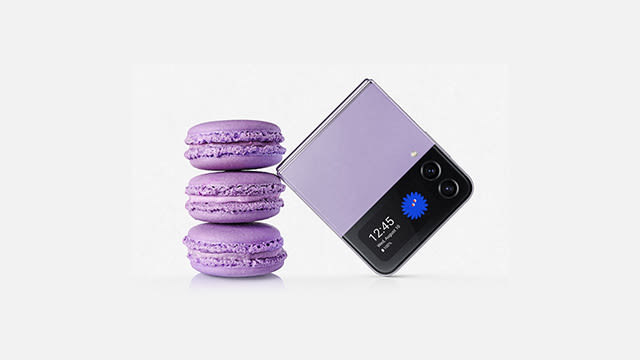 Galaxy Flip neben drei Macarons