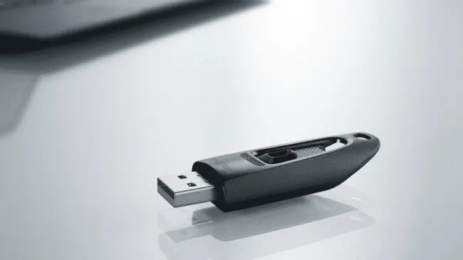  SANDISK Ultra® USB 3.0 USB-Stick 256 GB auf einem Tisch