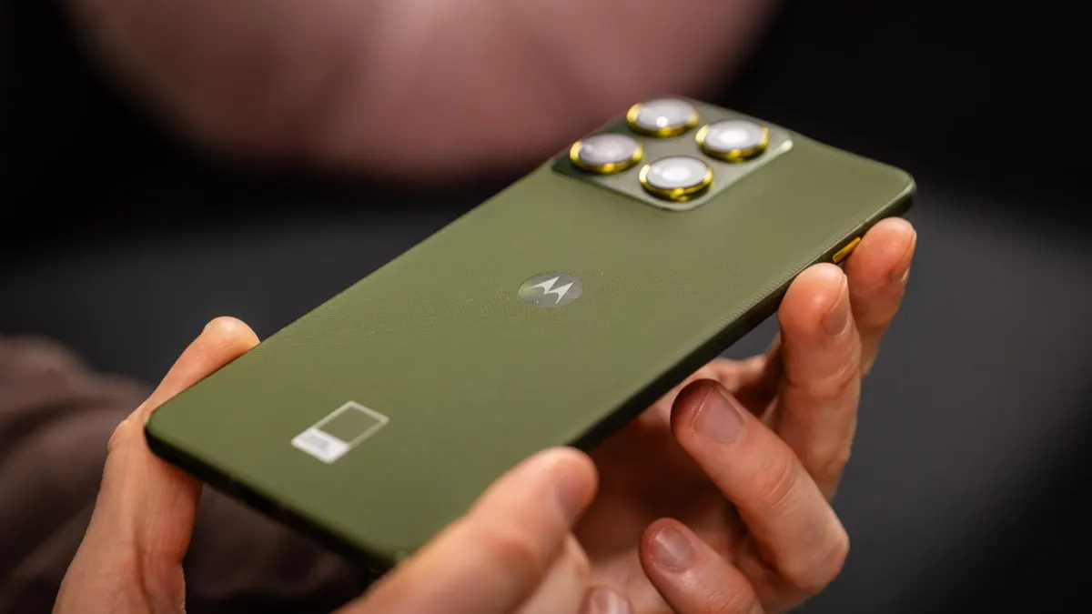 Niklas hält das Motorola Edge 70 mit der Rückseite nach oben in der Hand.