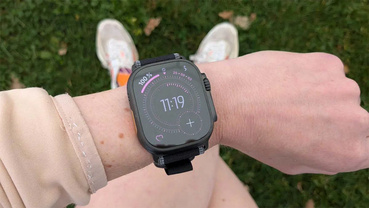 Franzi trägt die Apple Watch Ultra 3 am linken Handgelenk.
