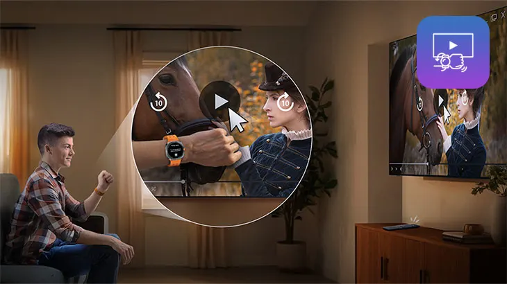 Das Bild zeigt eine Person, die auf einem Sofa sitzt und einen großen Fernseher betrachtet. Auf dem Bildschirm ist eine Videowiedergabe zu sehen, die eine Szene mit einem Pferd und einer Person zeigt, die einen Pferdehalfter hält. In der oberen rechten Ecke des Bildes ist ein Symbol zu sehen, das auf interaktive Funktionen oder Streaming-Dienste hinweist. Im Hintergrund sind Vorhänge und eine Pflanze sichtbar, die dem Raum eine gemütliche Atmosphäre verleihen.
