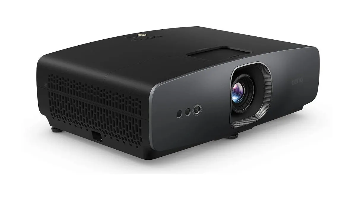 Der Beamer BenQ W2720i vor weißem Hintergrund.