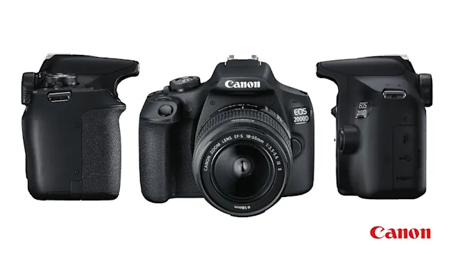 CANON EOS 2000D Kit Spiegelreflexkamera, 24,1 Megapixel, 18-55 mm Objektiv (EF-S, IS II), WLAN, Schwarz Drei schwarze Canon EOS 2000D Kameras vor einem weißen Hintergrund. Eine Kamera ist von vorne und zwei sind von der Seite zu sehen.