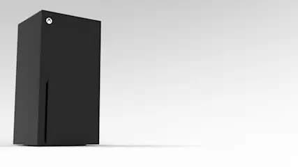 Ein schwarzer, rechteckiger Xbox Series X-Konsole steht vor einem hellgrauen Hintergrund. Das Xbox-Logo ist oben links.
