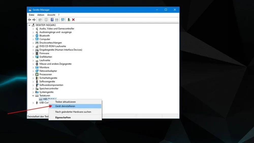 Ein Fenster des Geräte-Managers auf einem Desktop. Ein Dropdown-Menü ist geöffnet; Option "Gerät deinstallieren" ist hervorgehoben. Ein roter Pfeil zeigt darauf.