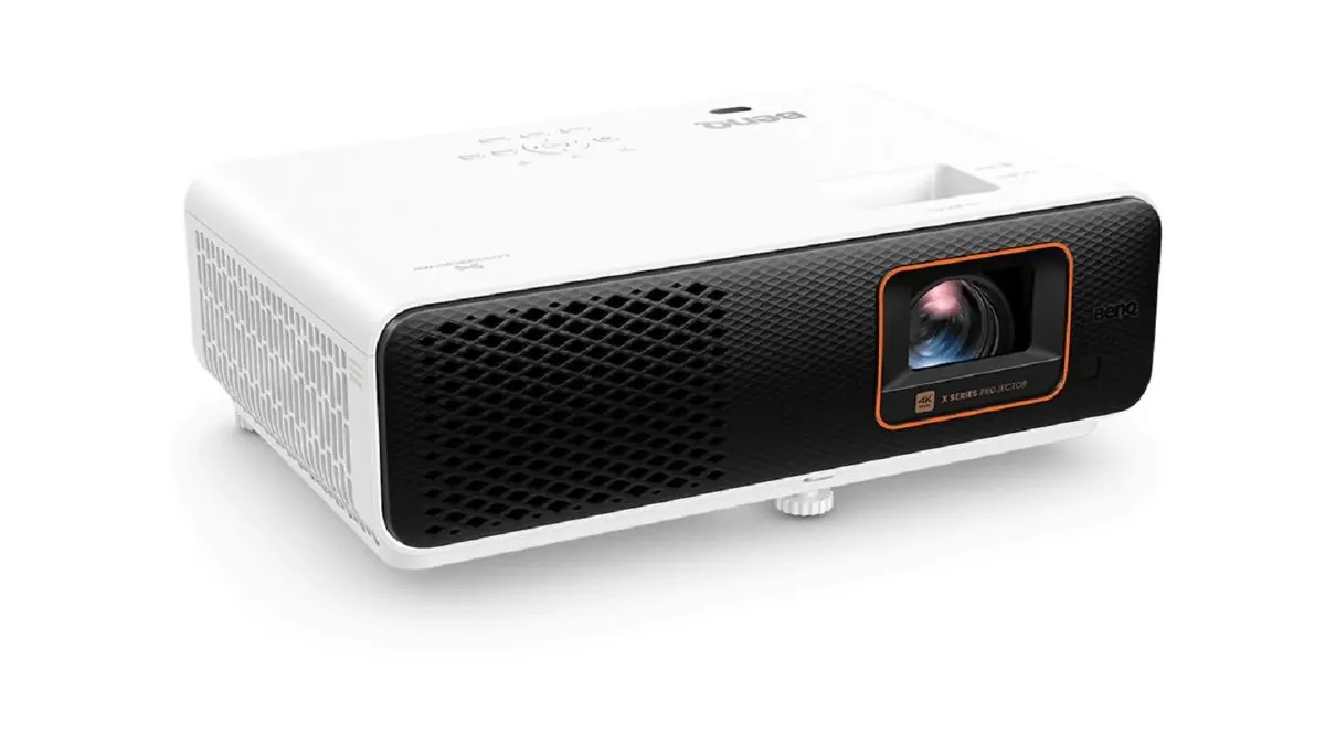 Der Beamer BenQ X500i steht vor weißem Hintergrund.