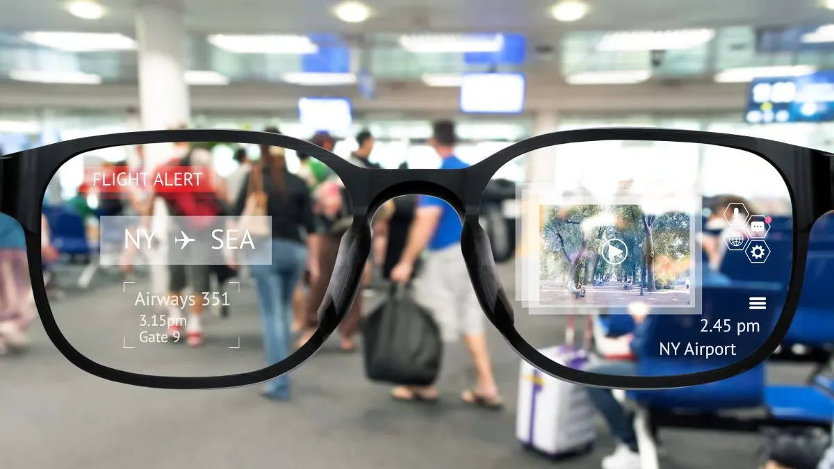 Schwarze Brille zeigt Flugdaten-Overlay mit NY nach SEA, Flugsteig 9, plus Video und Info-Icons vor Flughafenwartebereich.