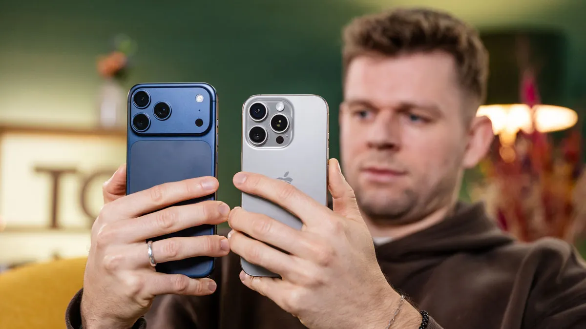 Niklas hält das iPhone 17 Pro Max und das iPhone 16 Pro in beiden Händen.