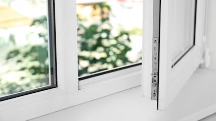 Ein_offenstehendes_modernes_Fenster