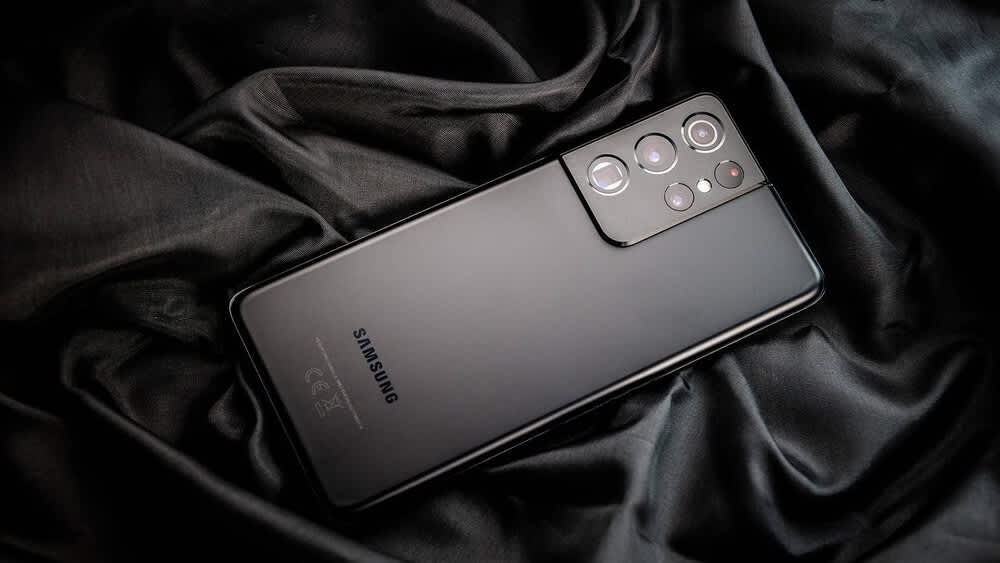 Ein Samsung Galaxy S21 Ultra in schwarz liegt auf einem schwarzem Tuch.
