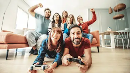 Eine Gruppe von Freunden zockt auf einer PS5.