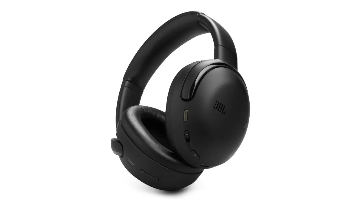 Der Over-Ear-Kopfhörer JBL Tour One M3 vor weißem Hintergrund.