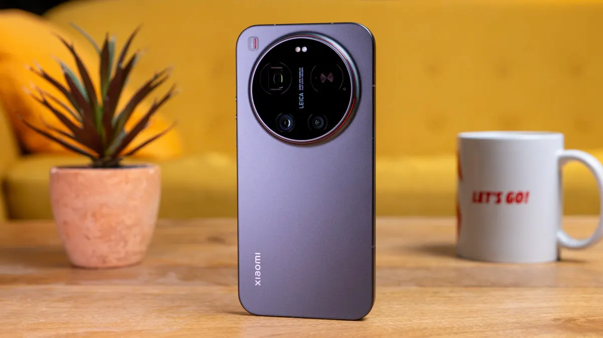 Das Xiaomi 17 Ultra steht mit der Rückseite zur Kamera auf einem Tisch.