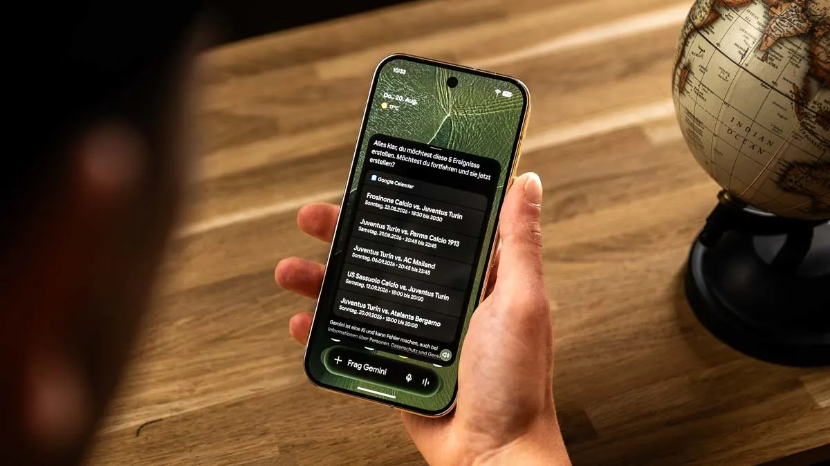 Alex hält das Google Pixel 11 Pro in der Hand. Auf dem Display erkennt man einen Gesprächsverlauf mit dem KI-Assistenten Gemini.