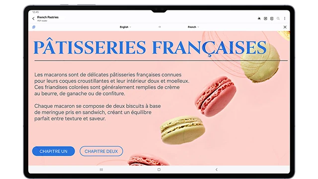 Ein Tablet zeigt eine Webseite über französische Patisserie mit Makronen auf rosafarbenem Grund. Text in Blau und Schwarz.