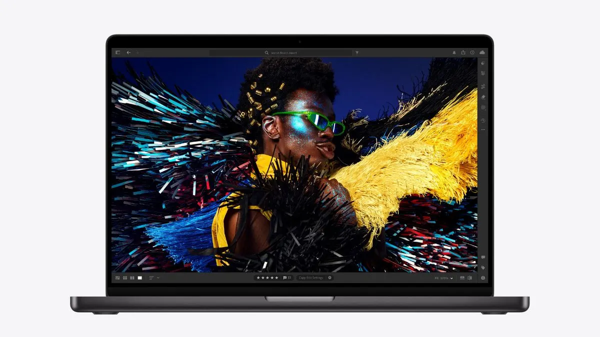 Das MacBook Pro 16" M4 vor weißem Hintergrund.