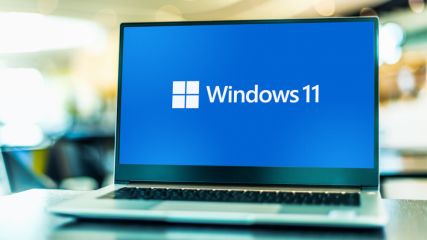 Laptop mit Windows 11 Logo